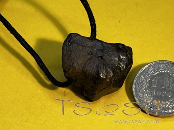 Tsesit - Anhänger mit Baumwollband