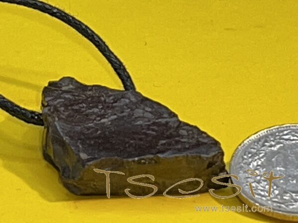 Tsesit - Anhänger mit Baumwollband